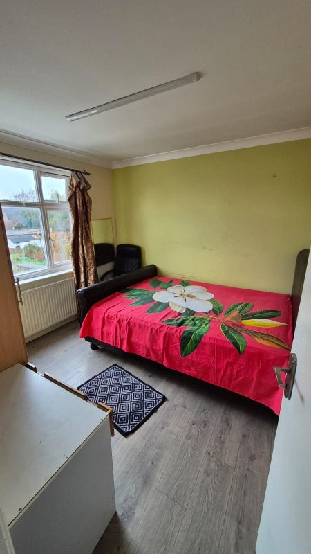 Flat Baron Gardens in Greater London
