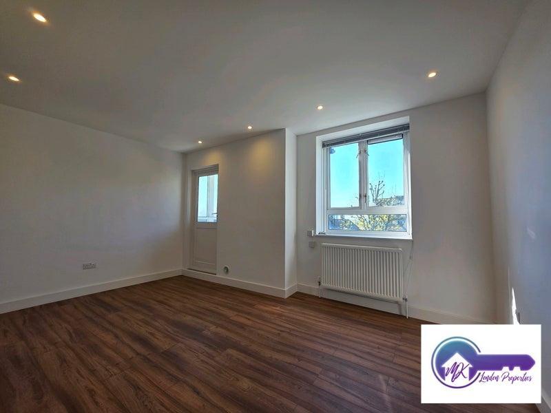 Flat Dorman Way in Greater London