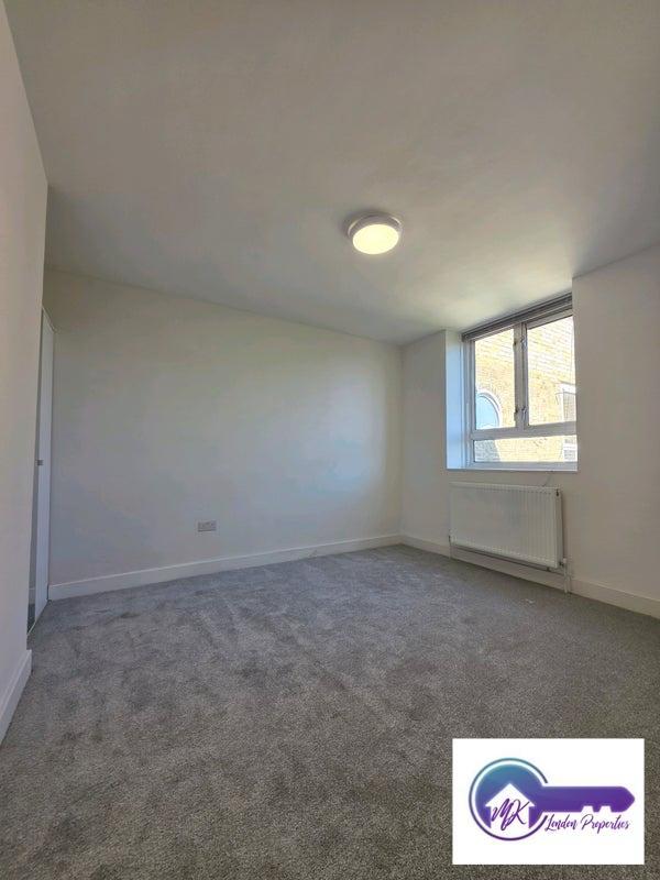 Flat Dorman Way in Greater London