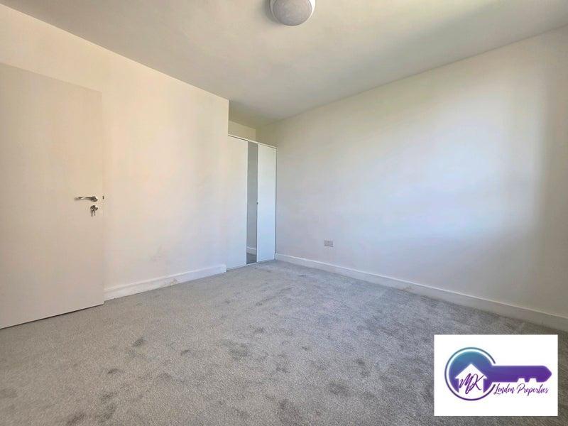 Flat Dorman Way in Greater London