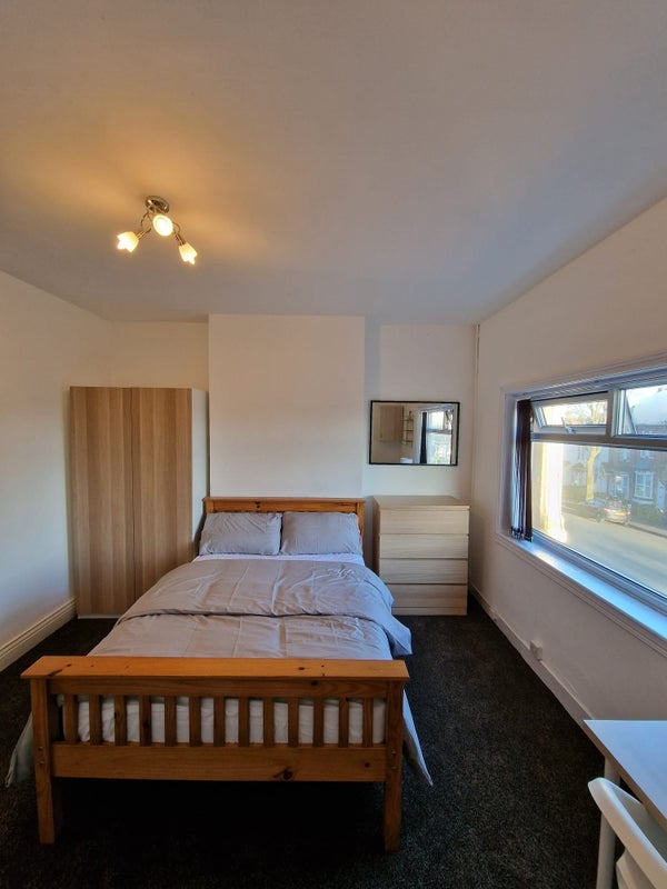 Room Mere Road in Birmingham