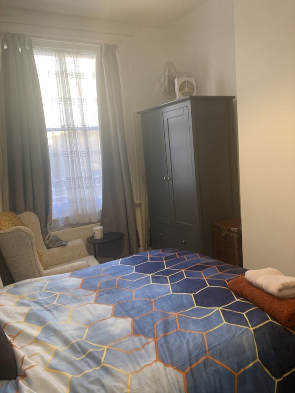Room Mimosa Street in Greater London