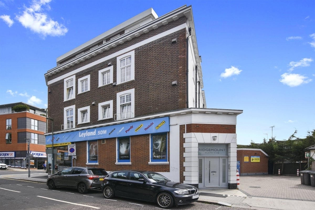 Flat Ridge Road in Greater London
