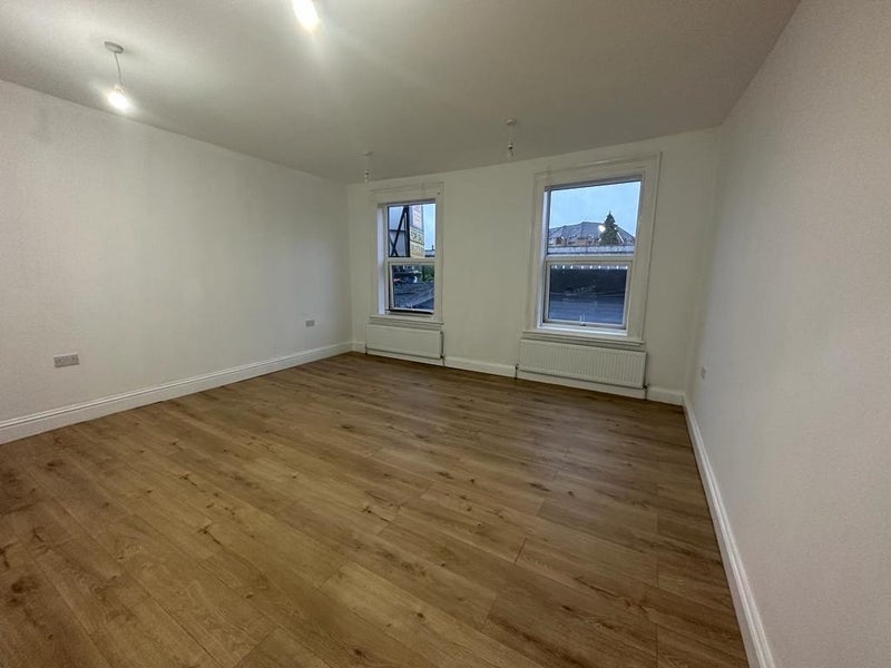 Flat Craven Park Road in Greater London