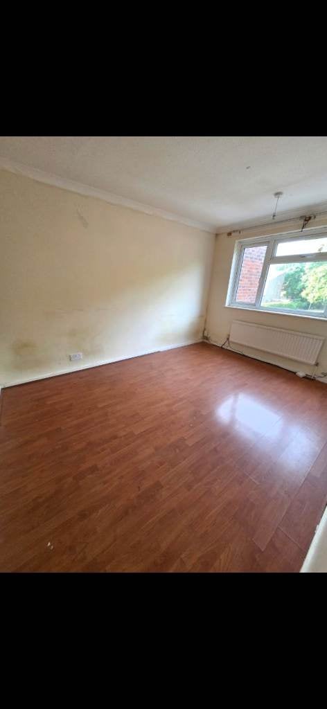 Flat Colonsay Road in Crawley