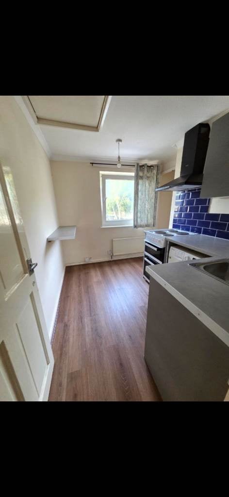 Flat Colonsay Road in Crawley