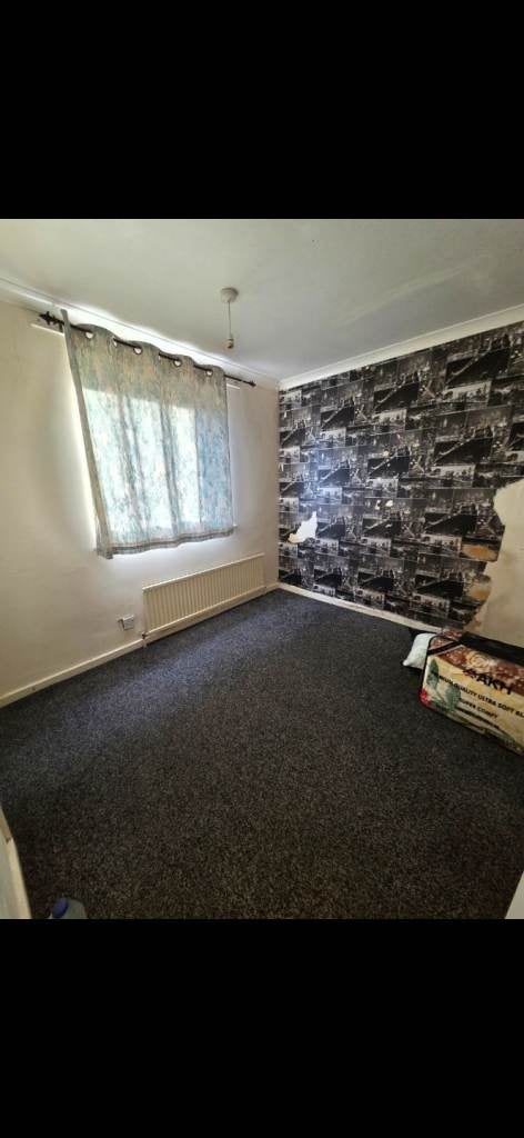 Flat Colonsay Road in Crawley