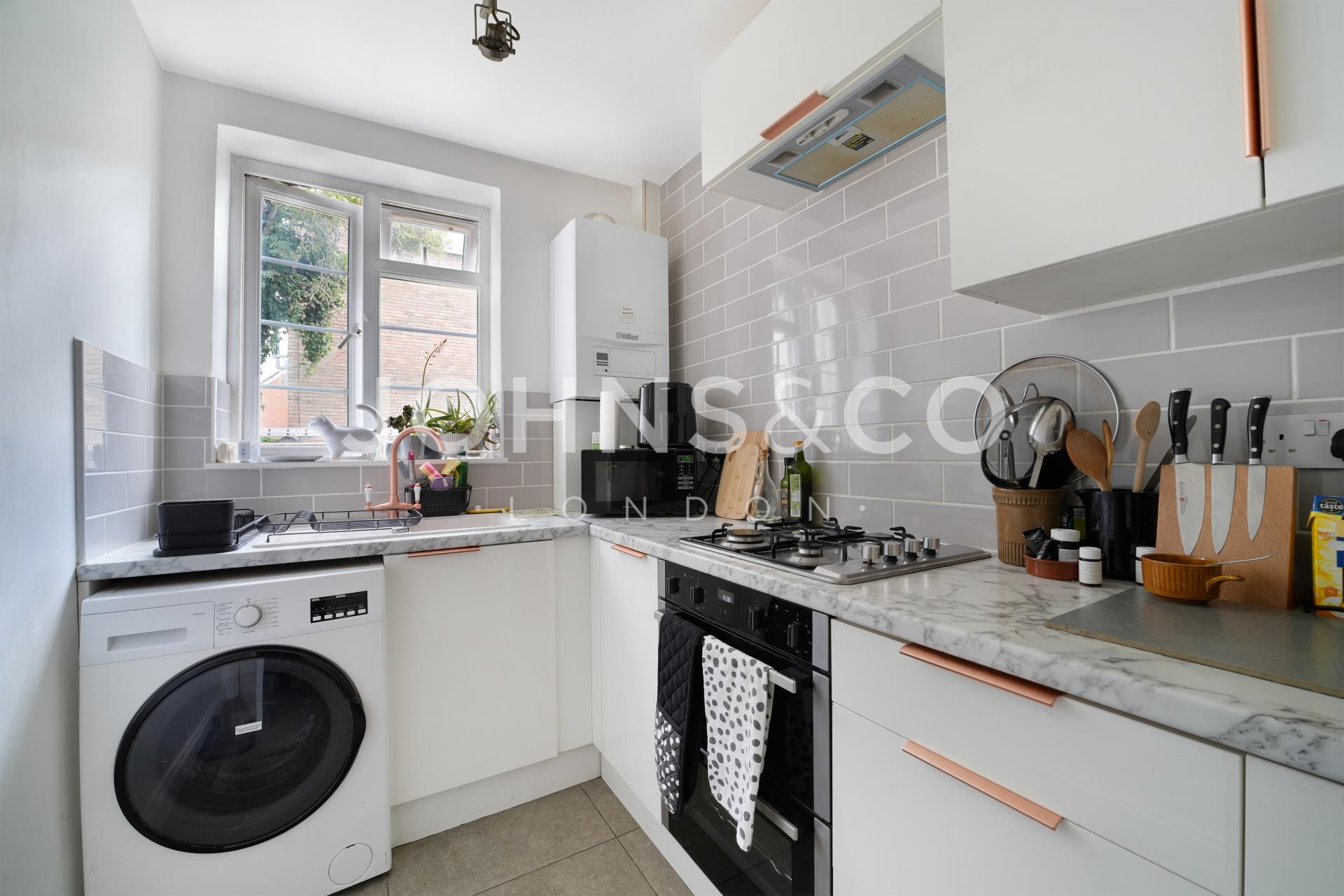 Flat Manor Vale in Greater London