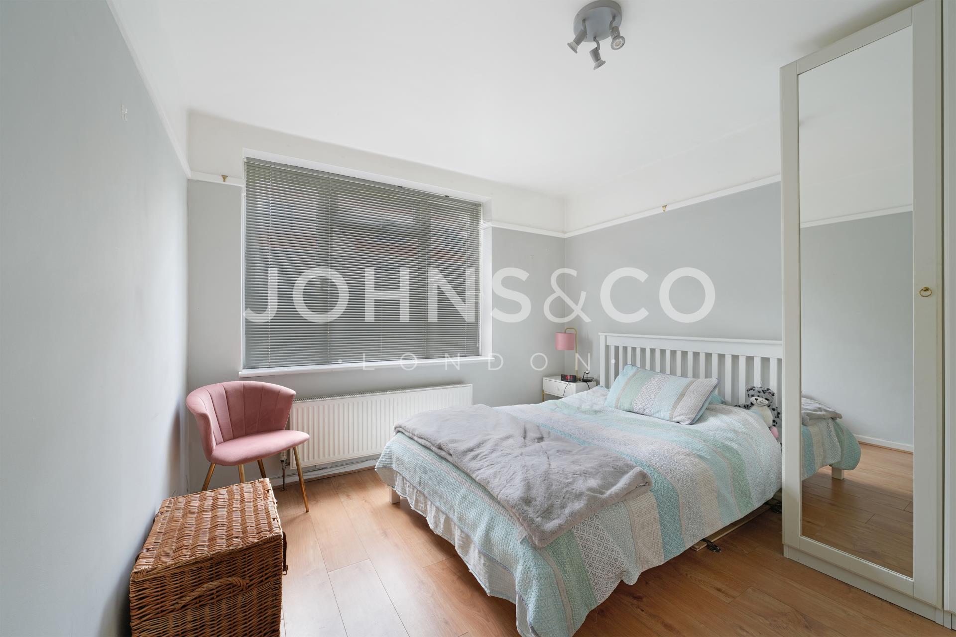 Flat Manor Vale in Greater London
