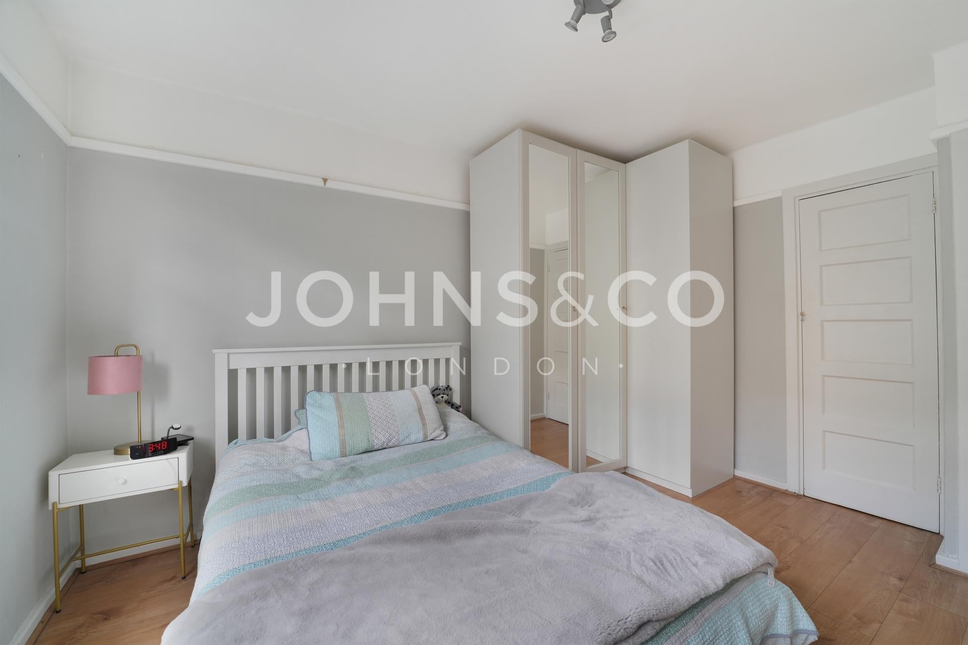 Flat Manor Vale in Greater London