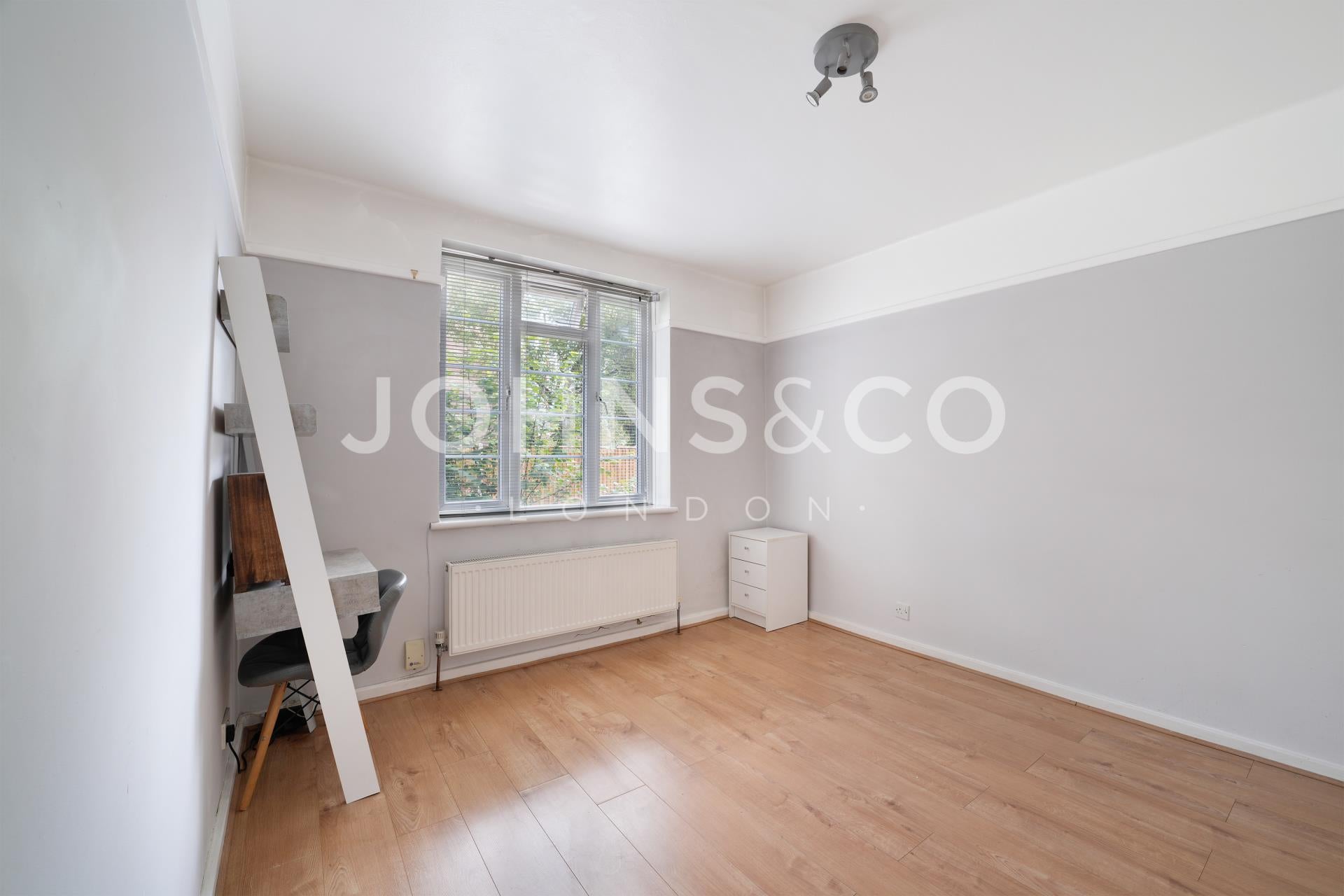 Flat Manor Vale in Greater London