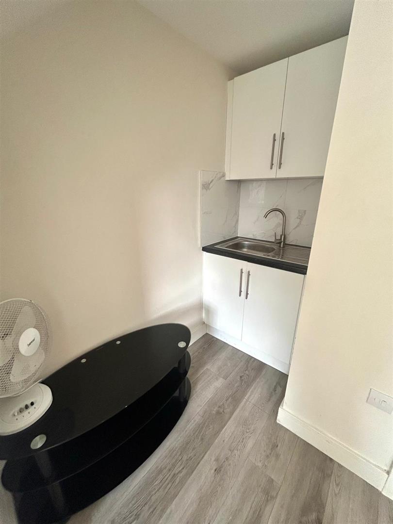 Room Ashwood Road in Hertsmere