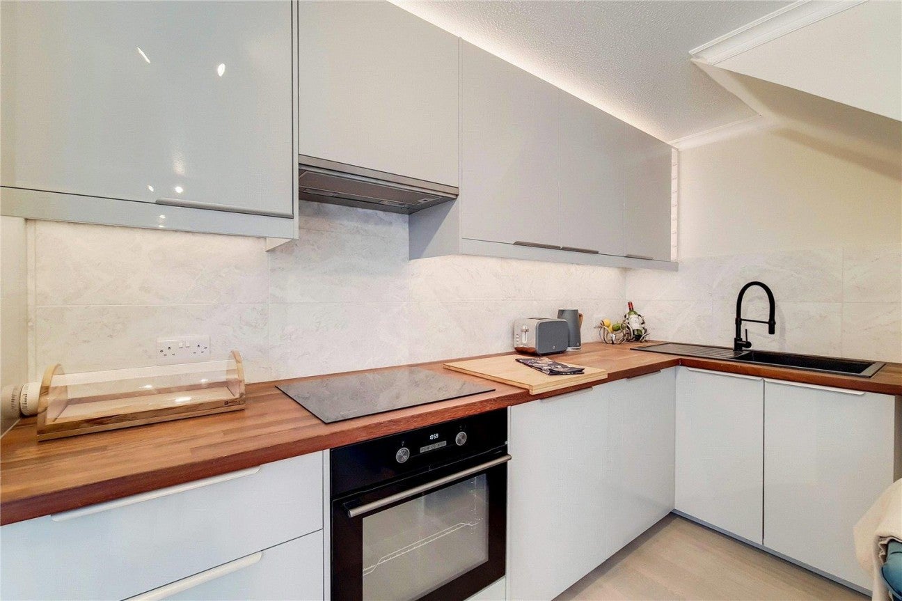 House Surrey Lane in Greater London