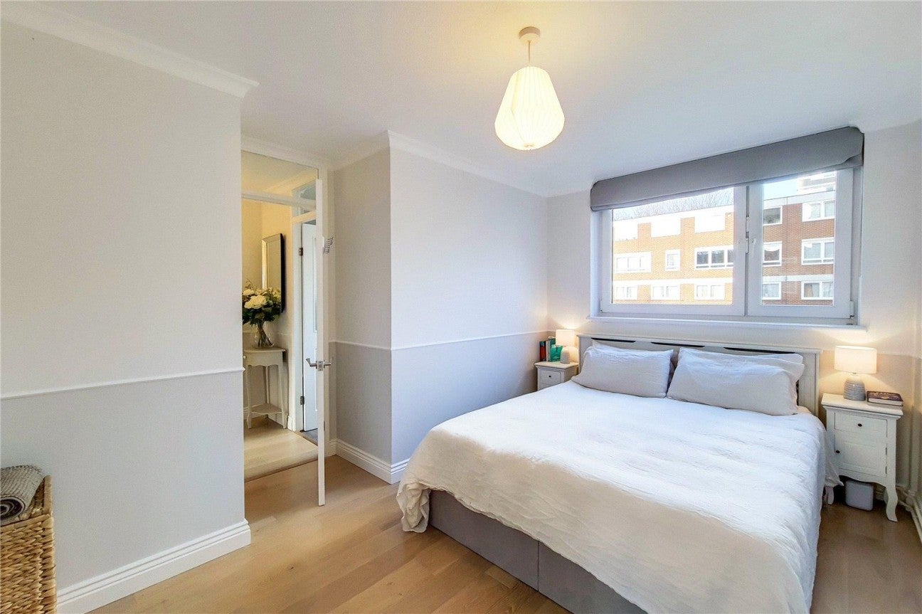 House Surrey Lane in Greater London