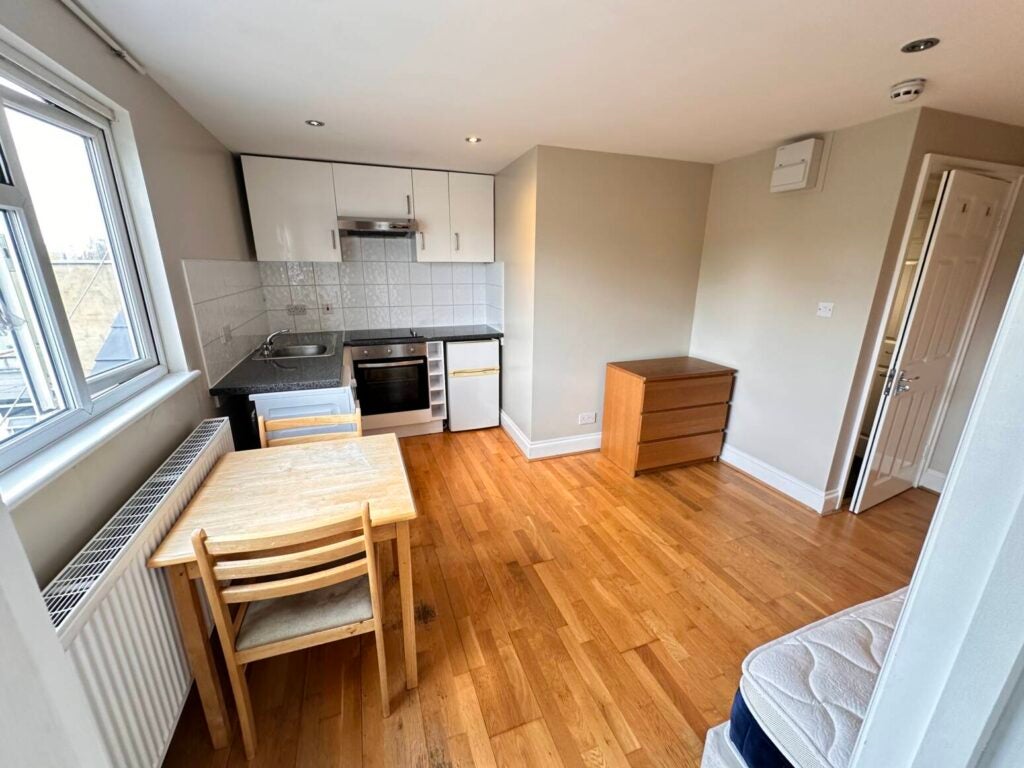 Flat North Circular Road in Greater London
