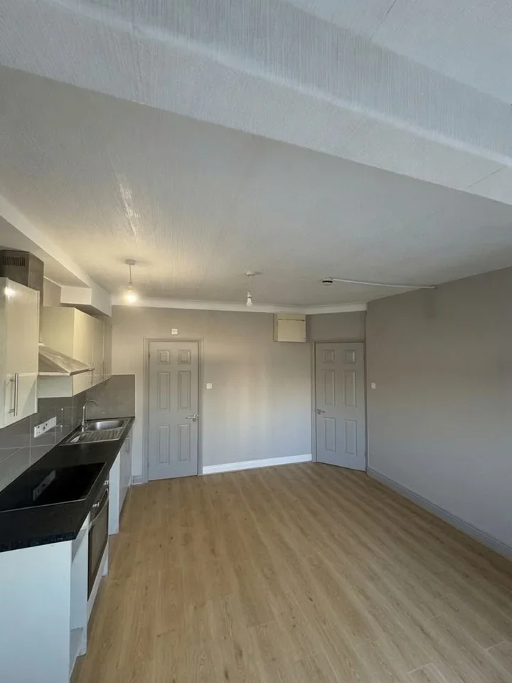 Flat Hendon Way in Greater London