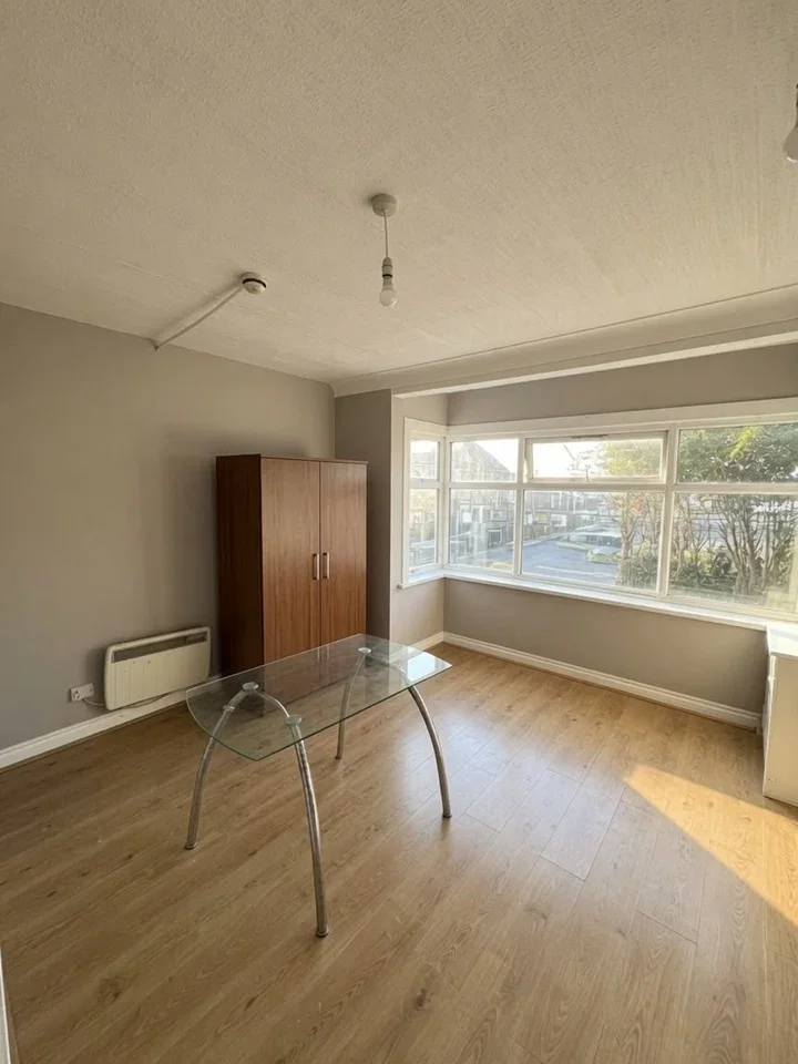 Flat Hendon Way in Greater London