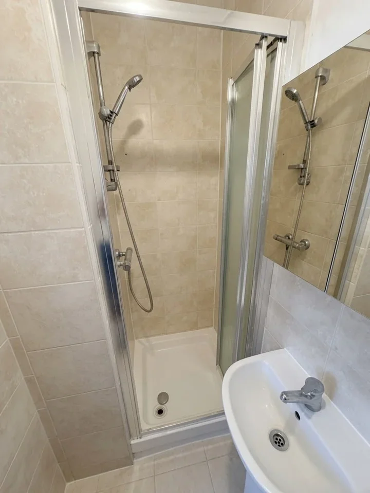 Flat Hendon Way in Greater London