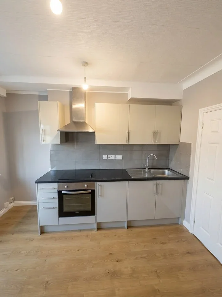 Flat Hendon Way in Greater London