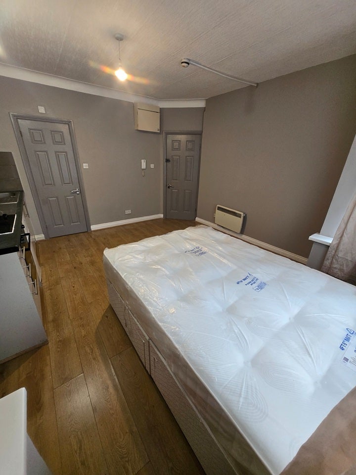 Flat Hendon Way in Greater London