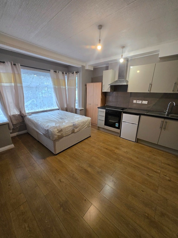 Flat Hendon Way in Greater London