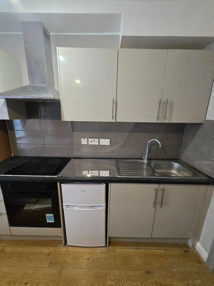 Flat Hendon Way in Greater London