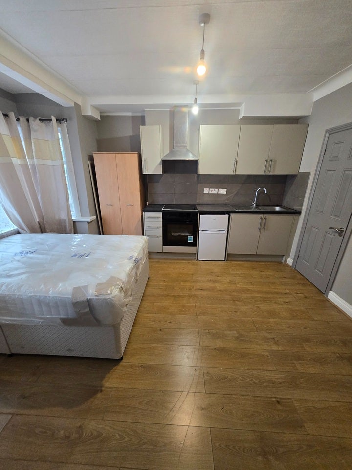 Flat Hendon Way in Greater London