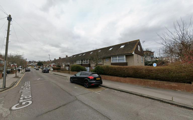 Flat Granville Gardens in Greater London