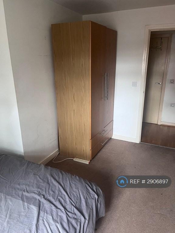 Room Aphelion Way in Reading