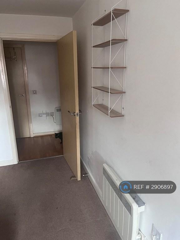 Room Aphelion Way in Reading