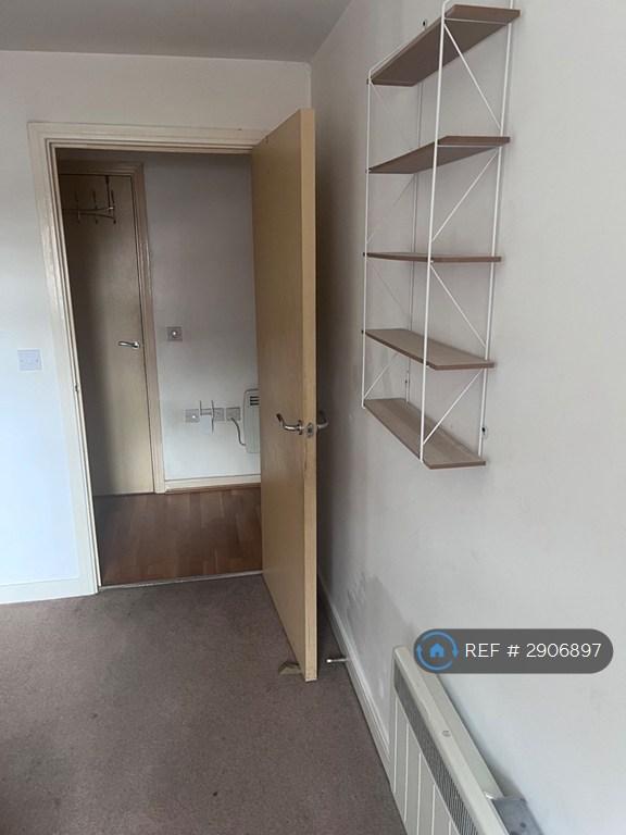 Room Aphelion Way in Reading