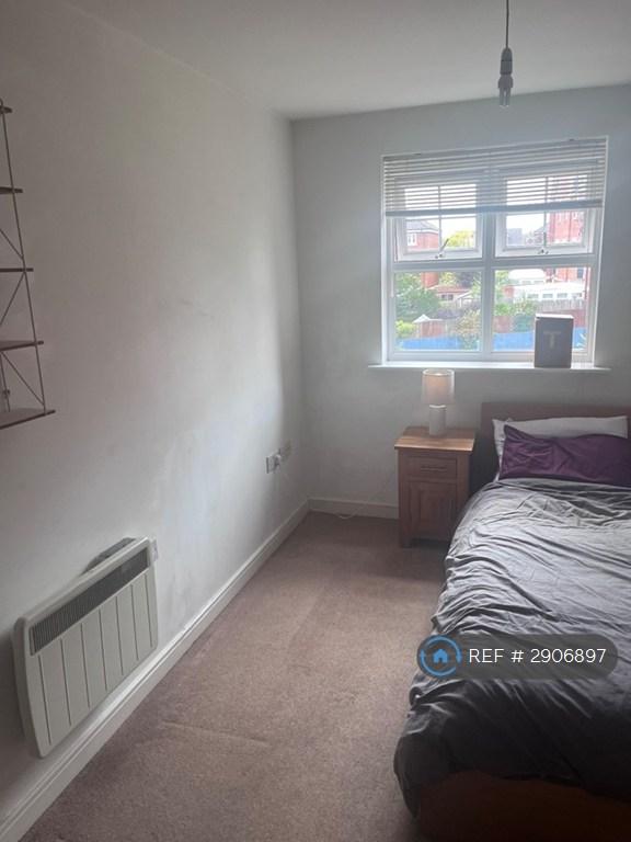 Room Aphelion Way in Reading