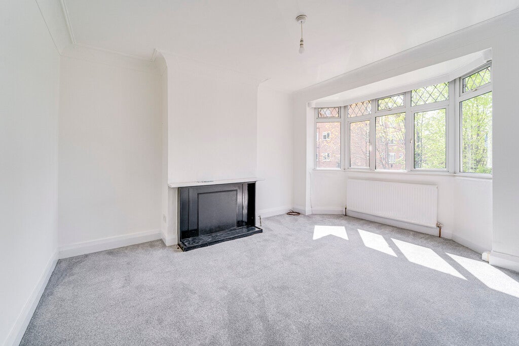 Flat Palmerston Road in Greater London