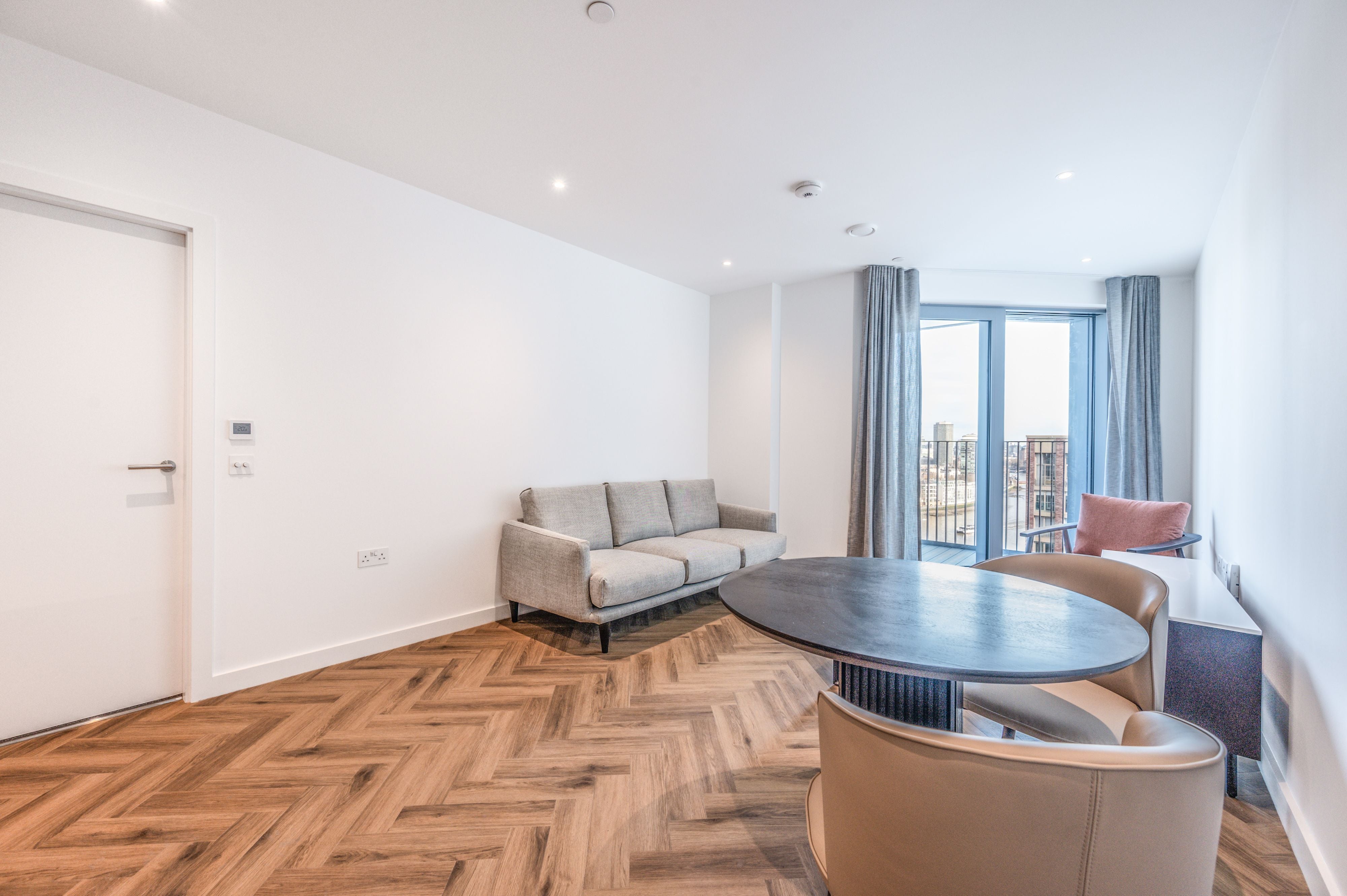 Flat Nine Elms Lane in Greater London