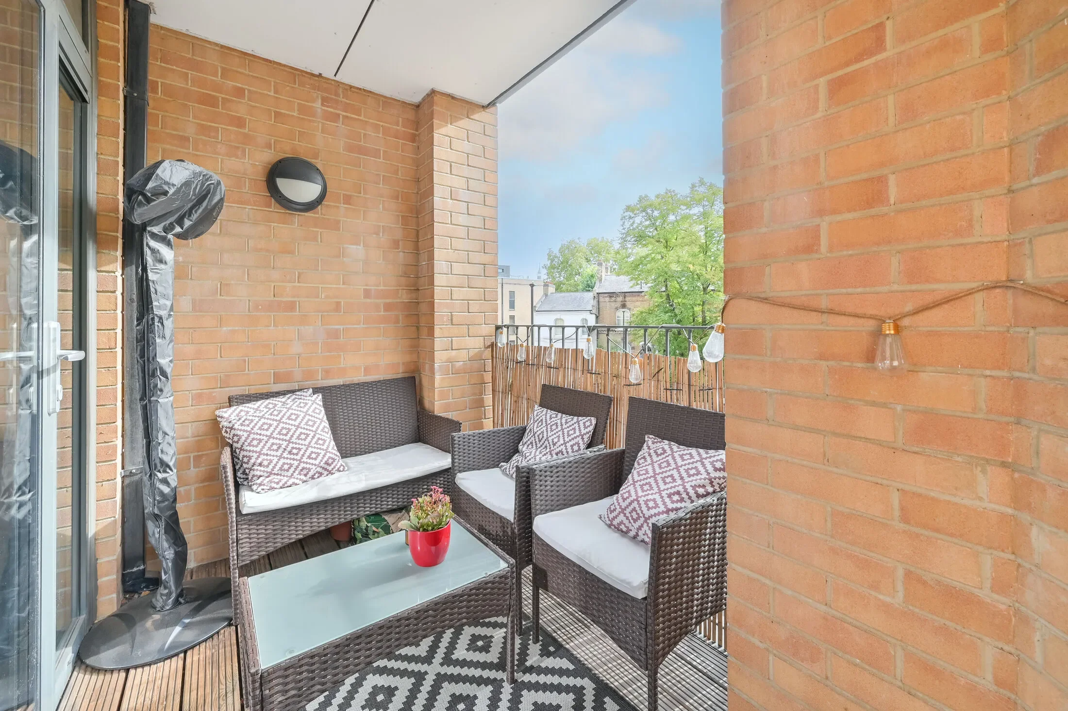 Flat Mostyn Road in Greater London
