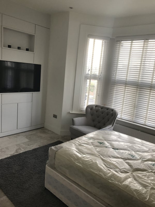 Room Perryn Road in Greater London