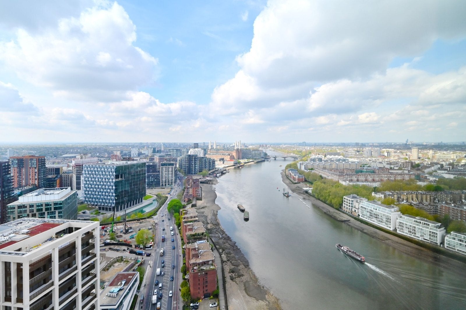 Flat Nine Elms Lane in Greater London