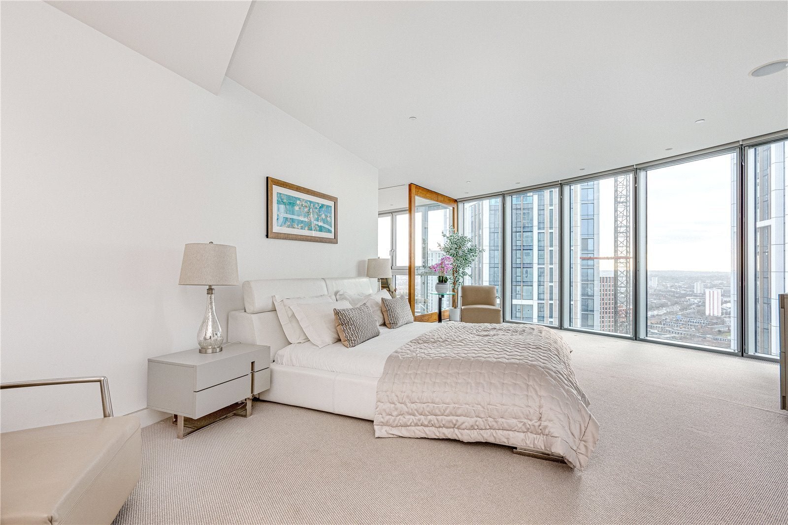 Flat Nine Elms Lane in Greater London