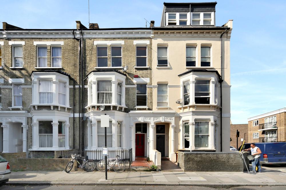 Flat Gratton Road in Greater London