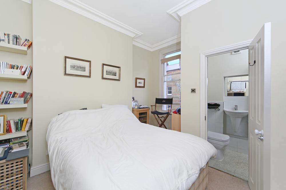 Flat Gratton Road in Greater London