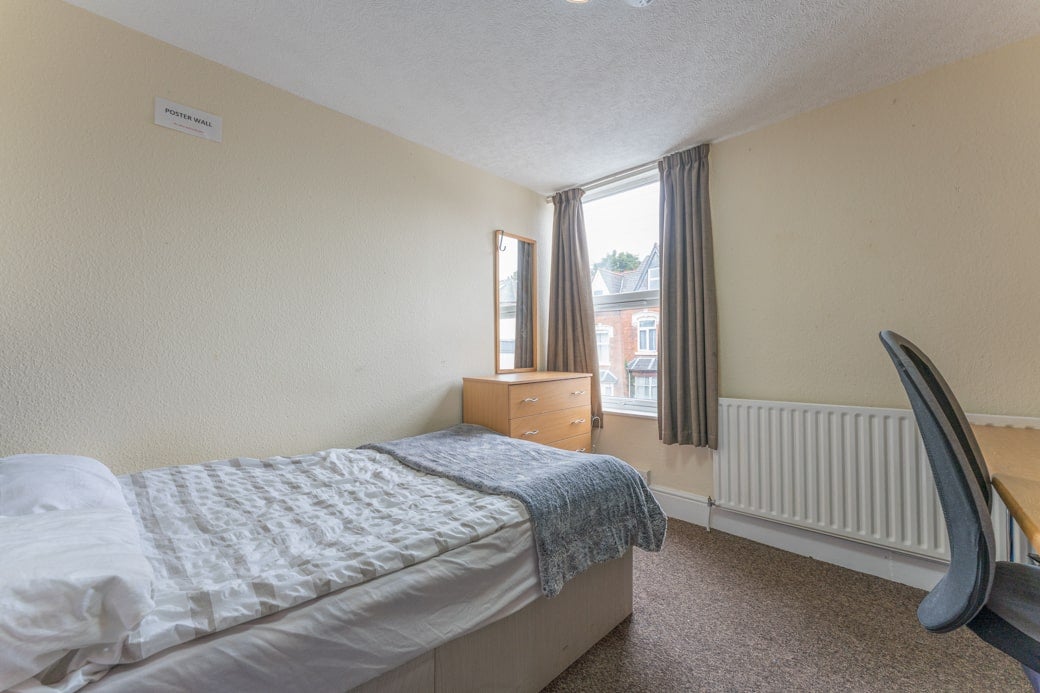 Room Harrow Road in Birmingham