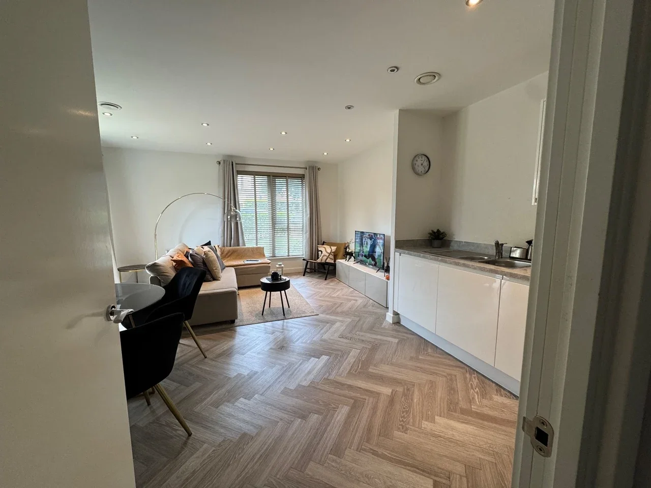 Flat Cumberland Road in Greater London