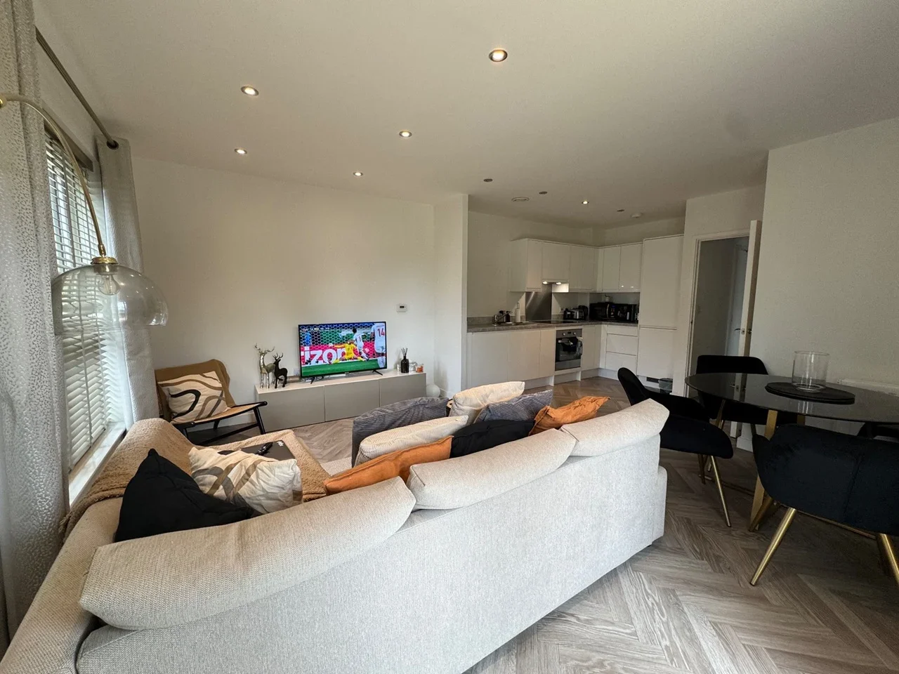 Flat Cumberland Road in Greater London