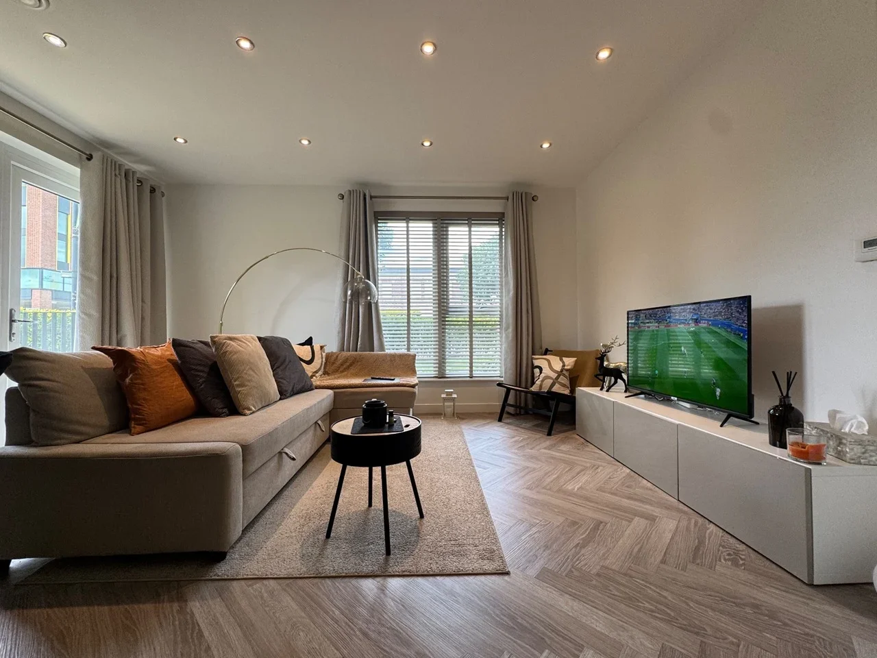 Flat Cumberland Road in Greater London