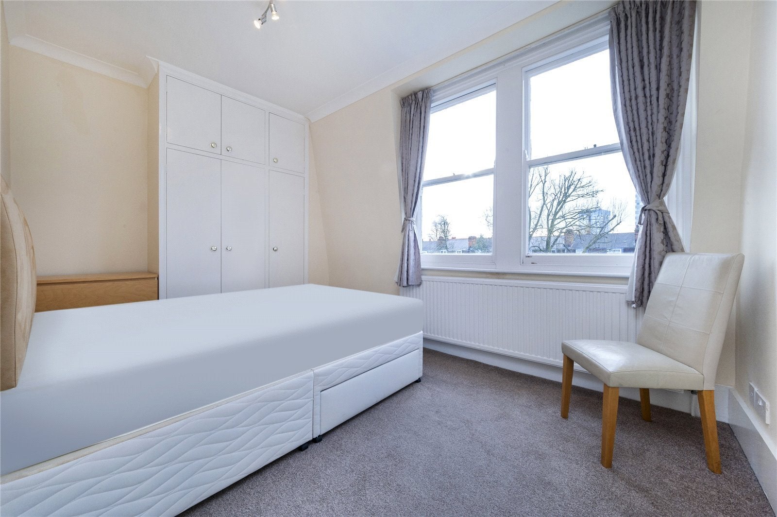 Flat Aberdare Gardens in Greater London