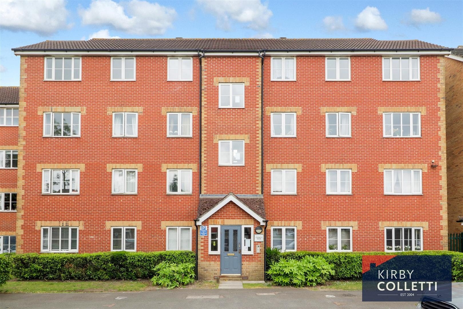 Flat Village Close in Hoddesdon