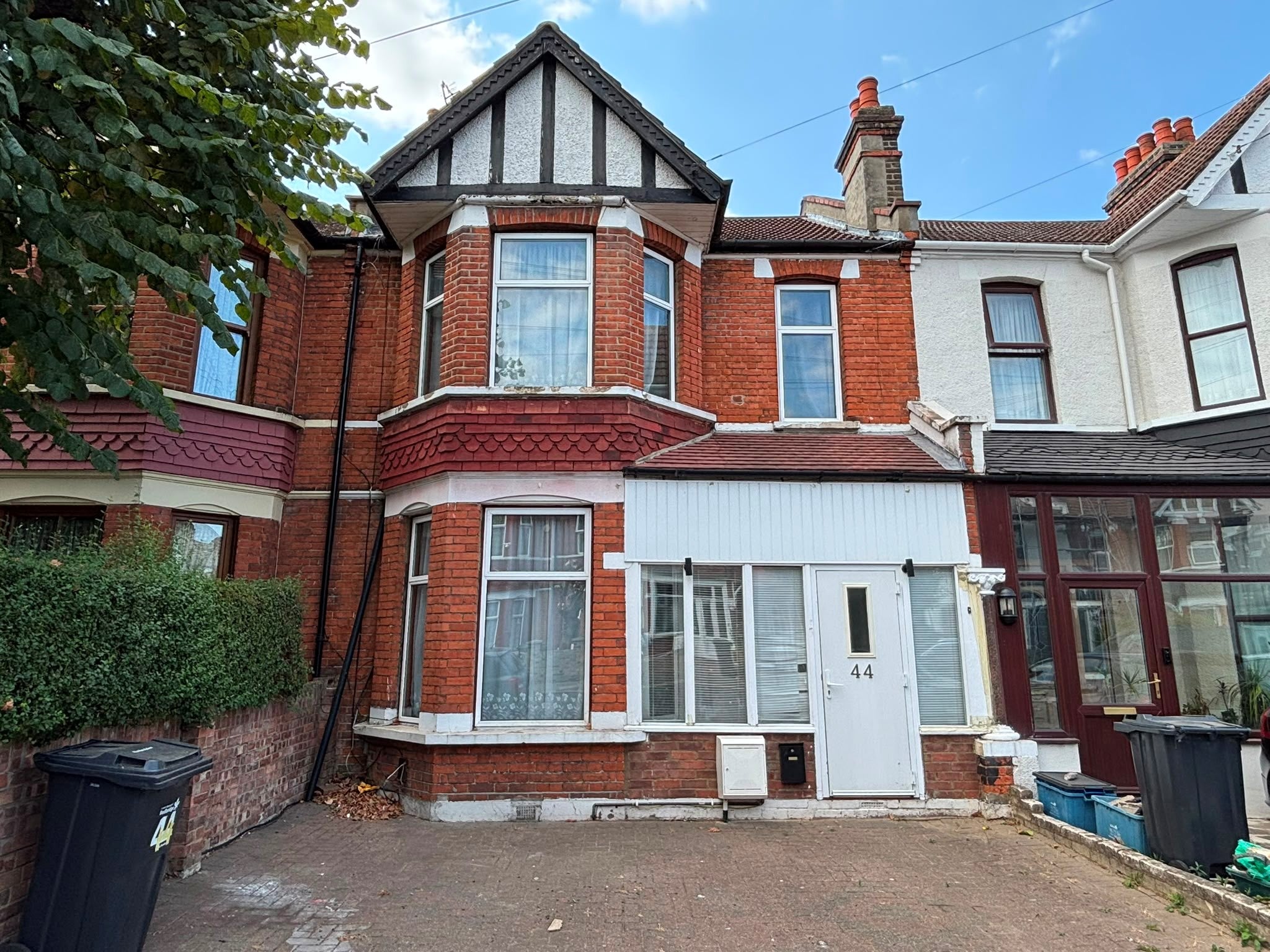 House Leamington Gardens in Greater London