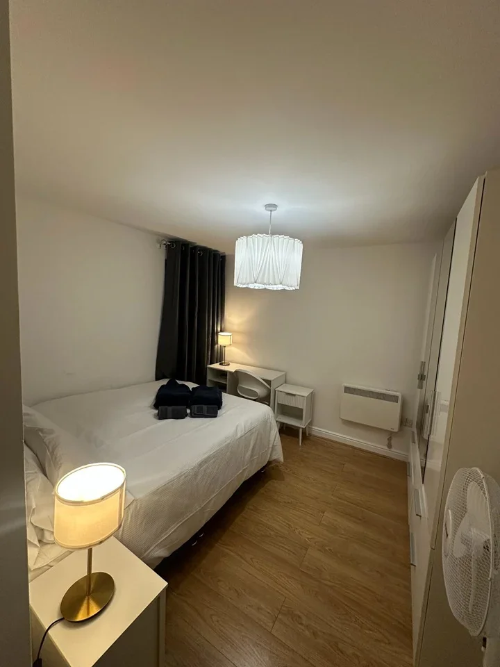 Flat Candle Street in Greater London