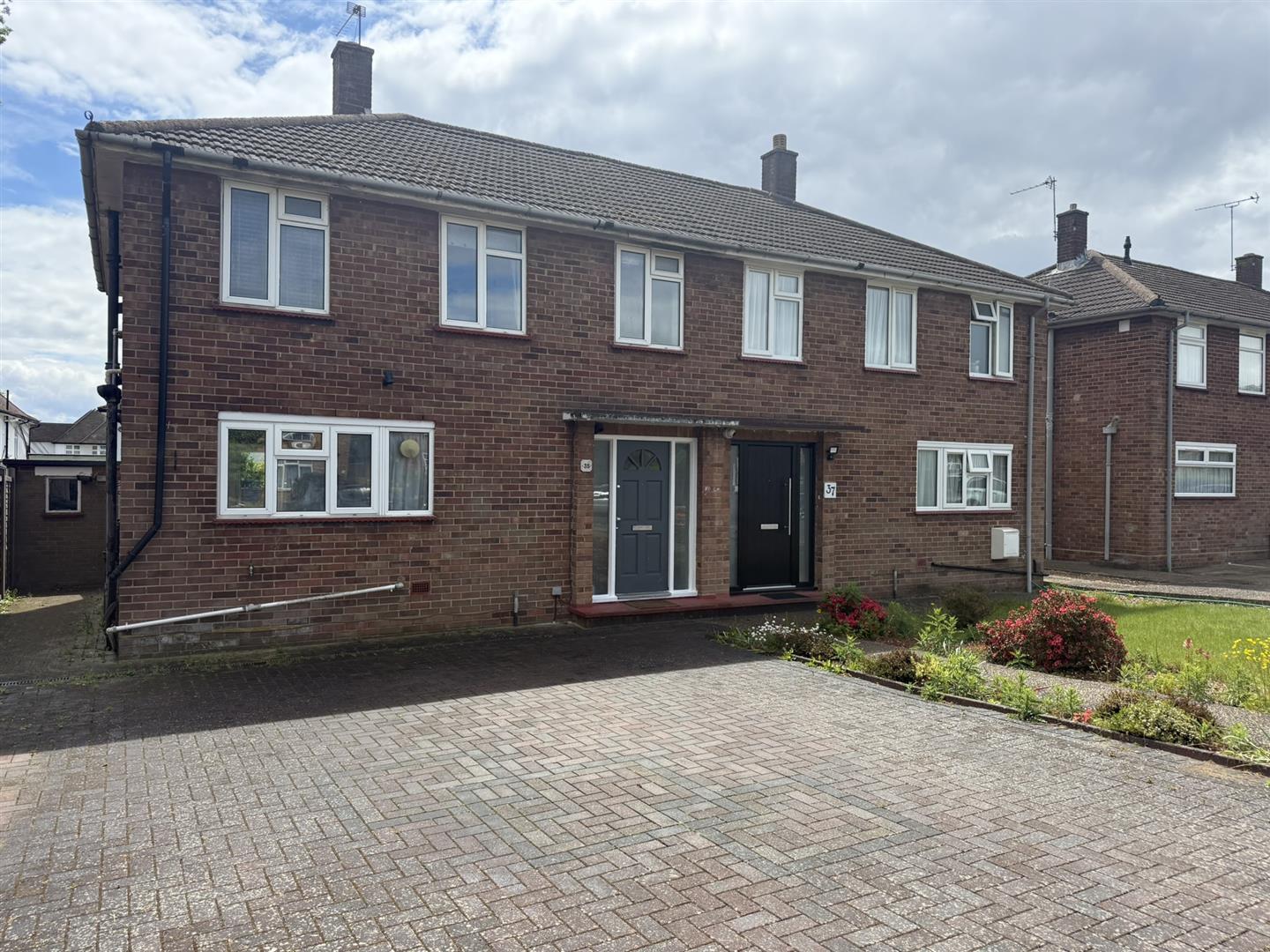 House Kings Drive in Greater London