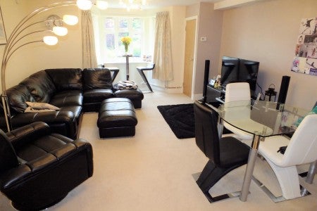 Flat Sandmoor Avenue in Leeds